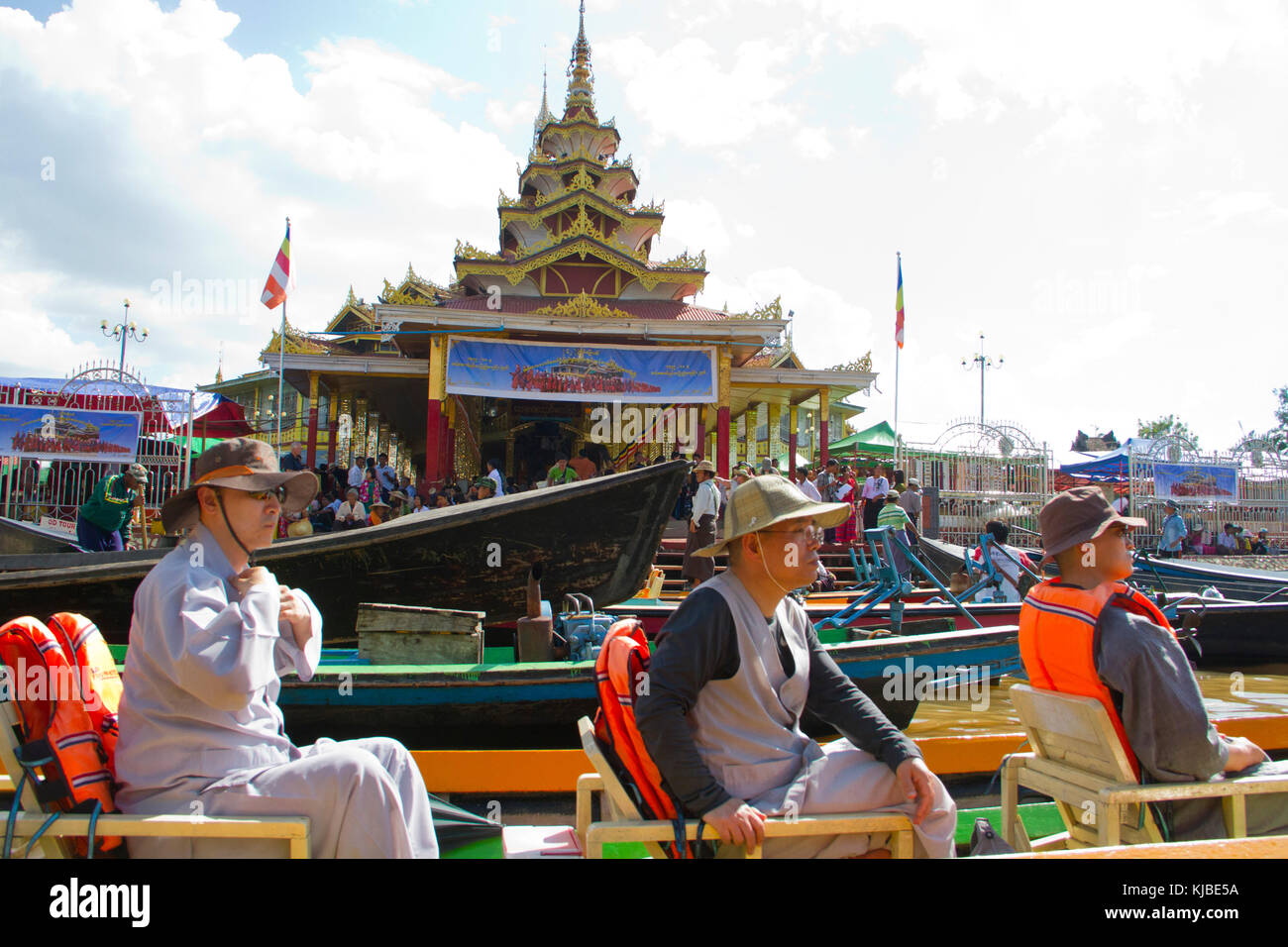 Touristen fahren mit Motorbooten in der Nähe von Phaung Daw oo Pagode auf dem Inle See in Myanmar Inle See ist eine wichtige touristische Attraktion im Shan Staat. Stockfoto