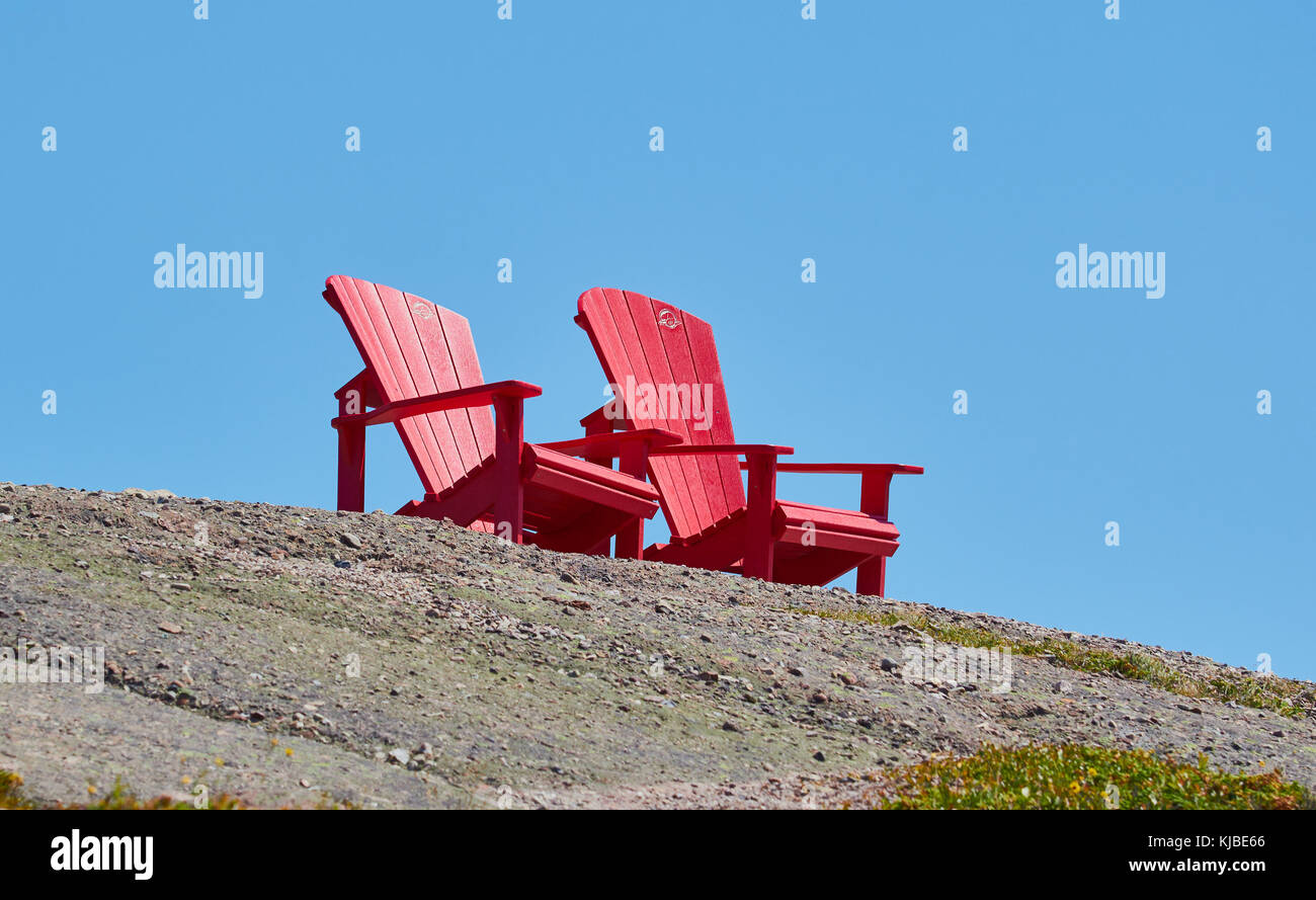 Zwei leere rote Stühle auf einer Klippe, Kanada Stockfoto