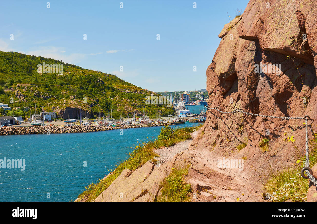 North Head Trail ein schmaler Pfad rund um den Signal Hill mit St John's im Hintergrund, St. John's, Neufundland, Kanada Stockfoto