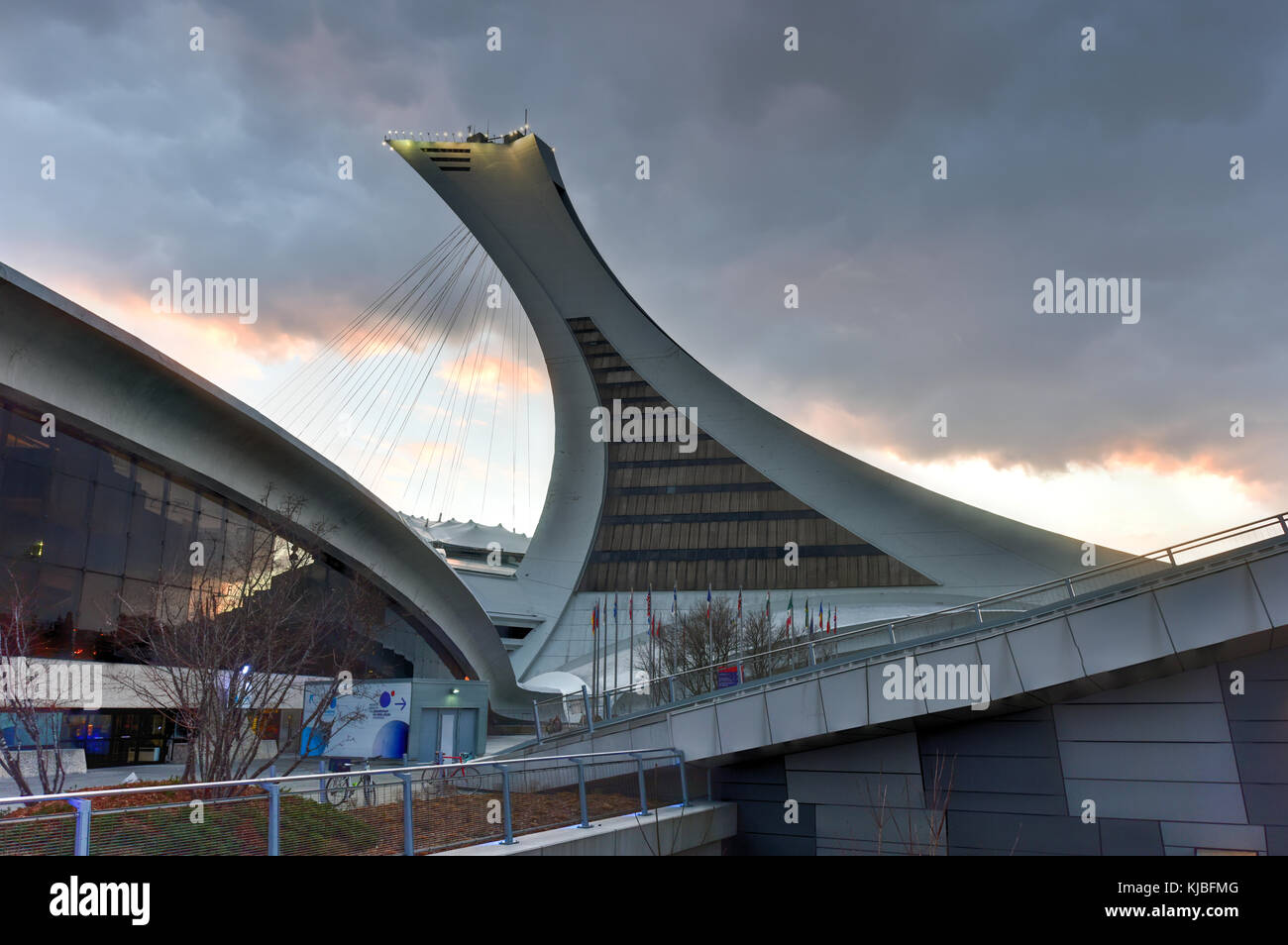 Die Montrealer Olympiastadion und Turm bei Sonnenuntergang. Es ist der höchste schiefe Turm der Welt. Tour Olympique steht 175 Meter hoch und in einem 45-degre Stockfoto