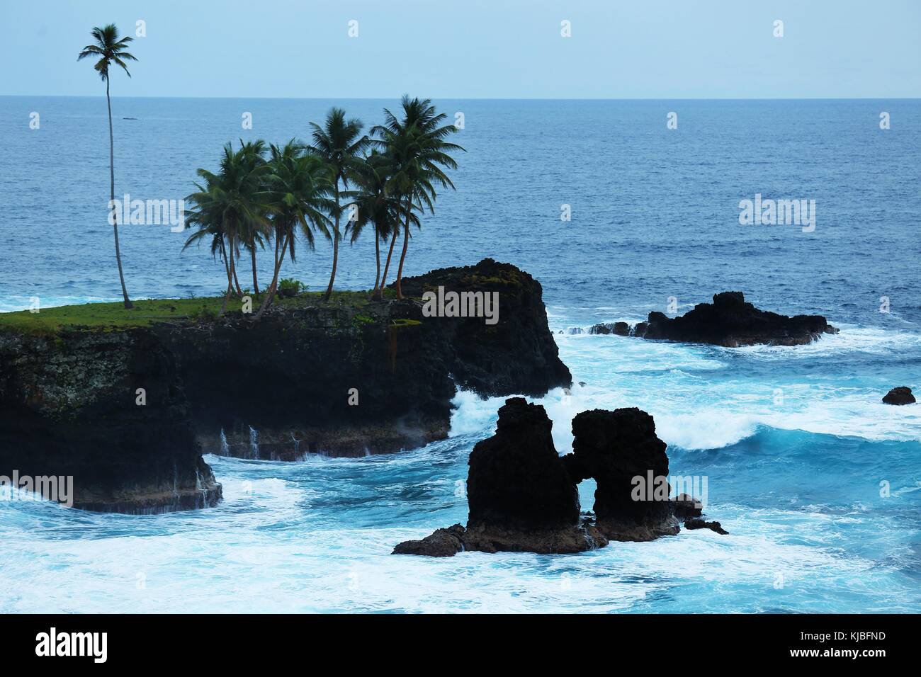 Klippen, Wellen und Meer an rollas Insel in Sao Tome und Principe Stockfoto