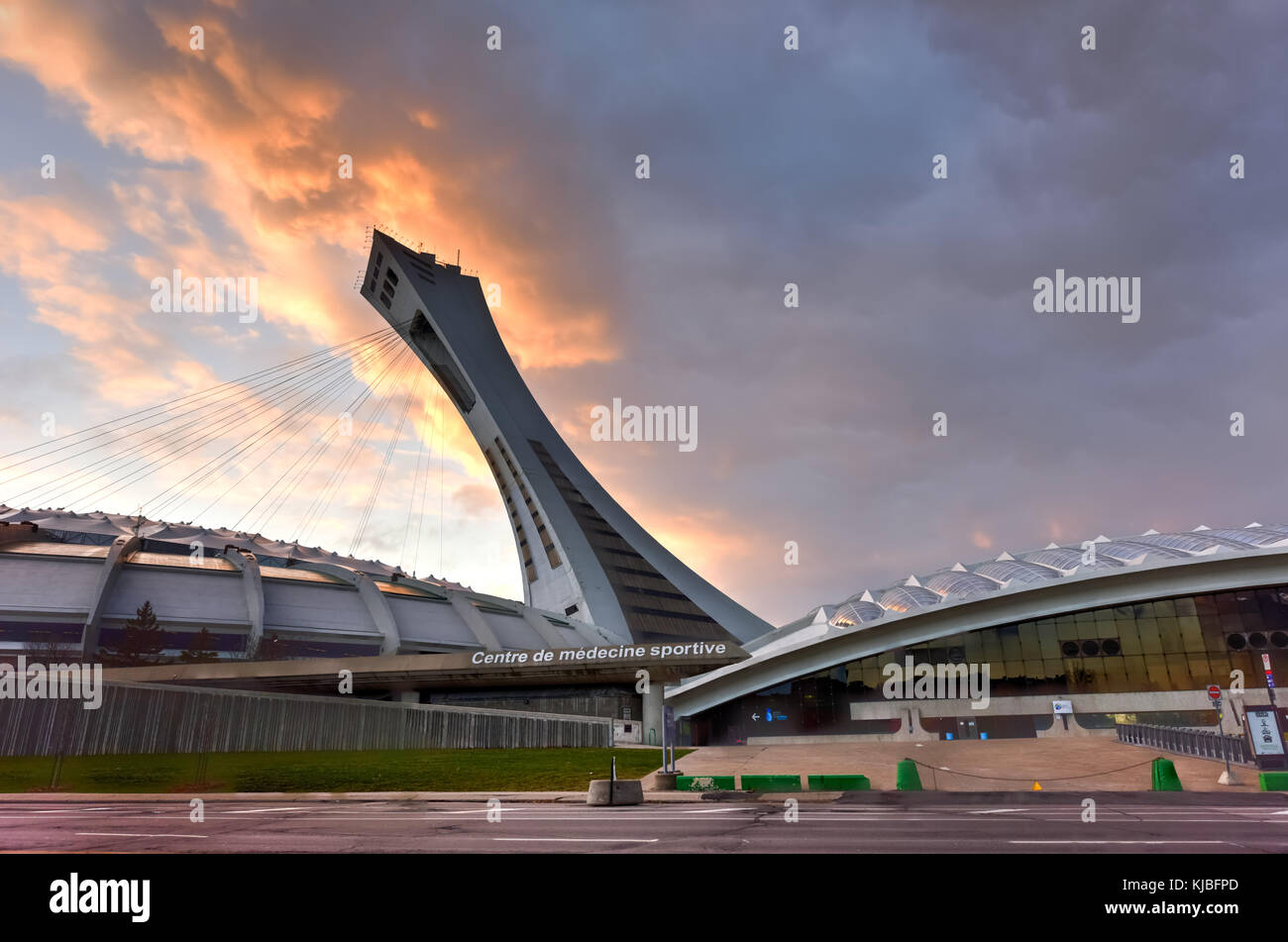 Die Montrealer Olympiastadion und Turm bei Sonnenuntergang. Es ist der