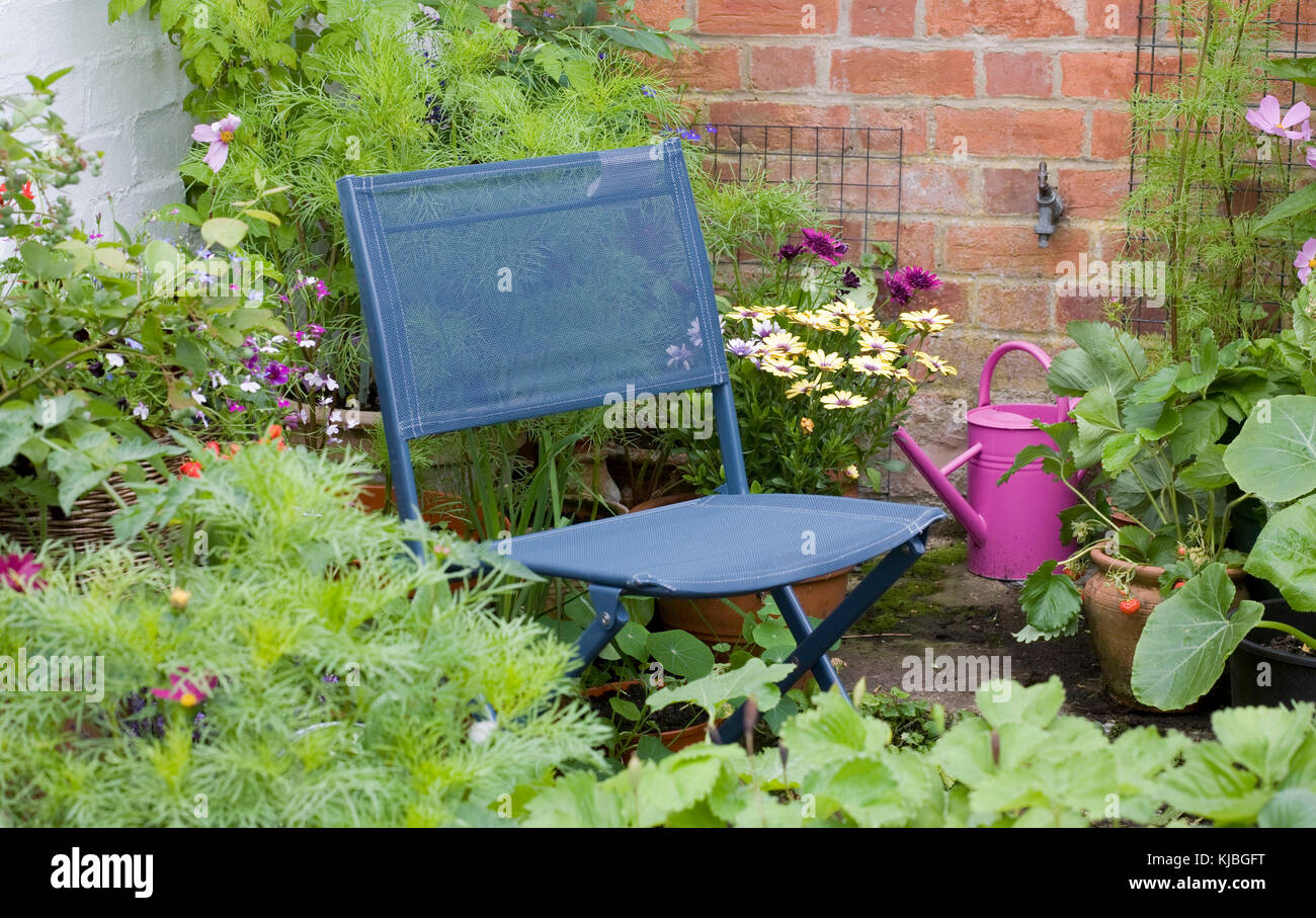 Auf der Suche durch das Gartentor zu einer kleinen Stadt Garten. Stockfoto