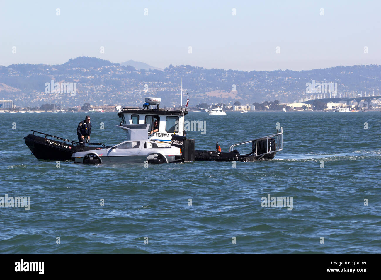 California Highway Patrol zieht über einen Delorean in der Bucht von San Francisco. Stockfoto