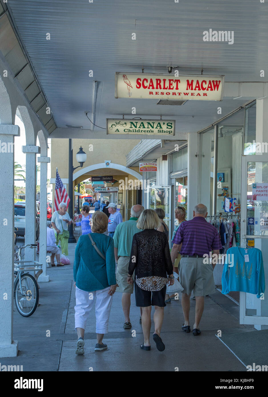 Menschen zu Fuß auf Venedig Avenue in der Innenstadt von Venedig Florida Vereinigte Staaten von Amerika Stockfoto