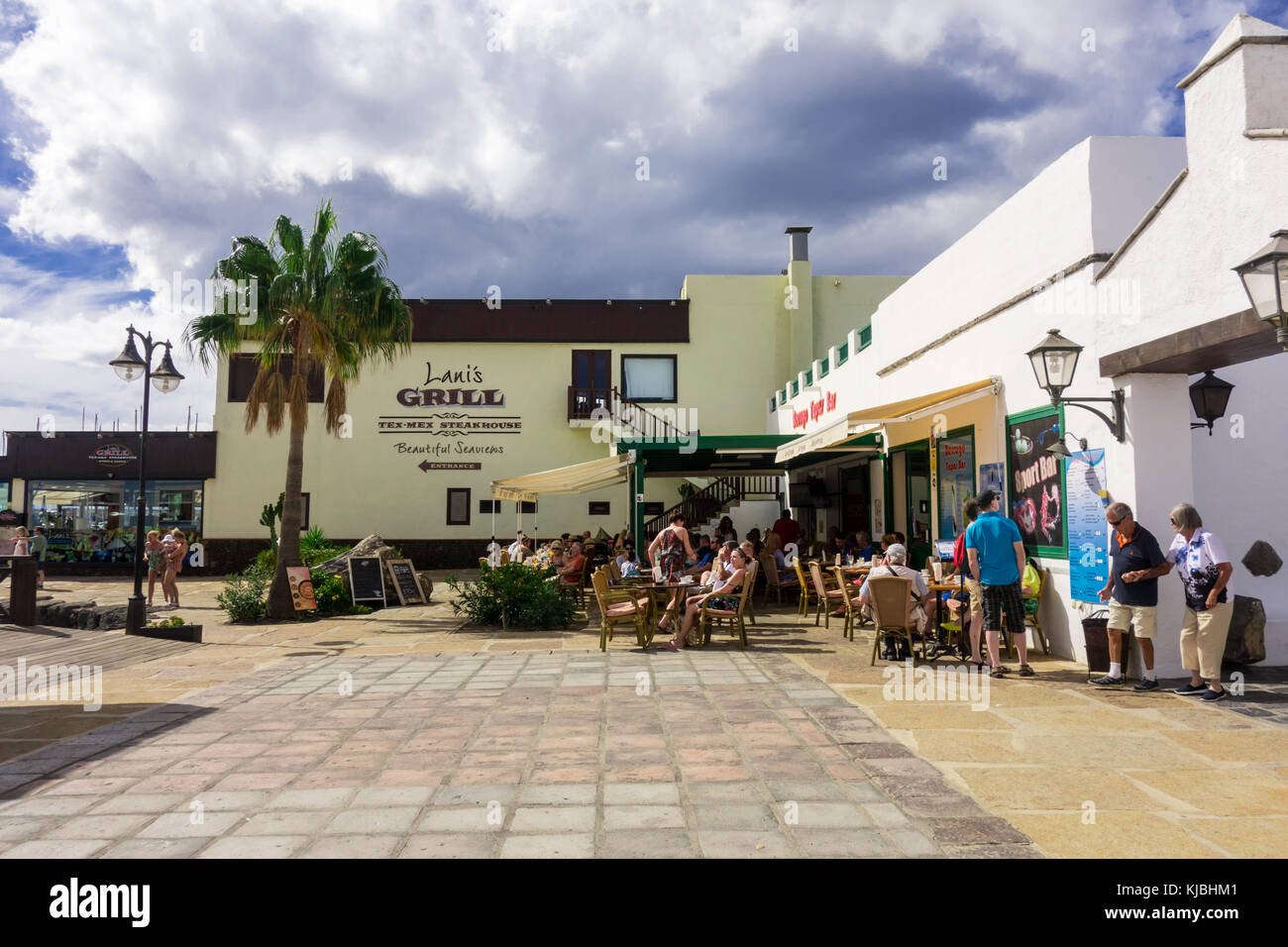 LANZAROTE, SPANIEN 4. Nov. 2017: Touristen Speisen im Grill Stakehouse Restaurant des beliebten Lani durch den Hafen an der Marina Rubicon in Playa Blanca. Stockfoto