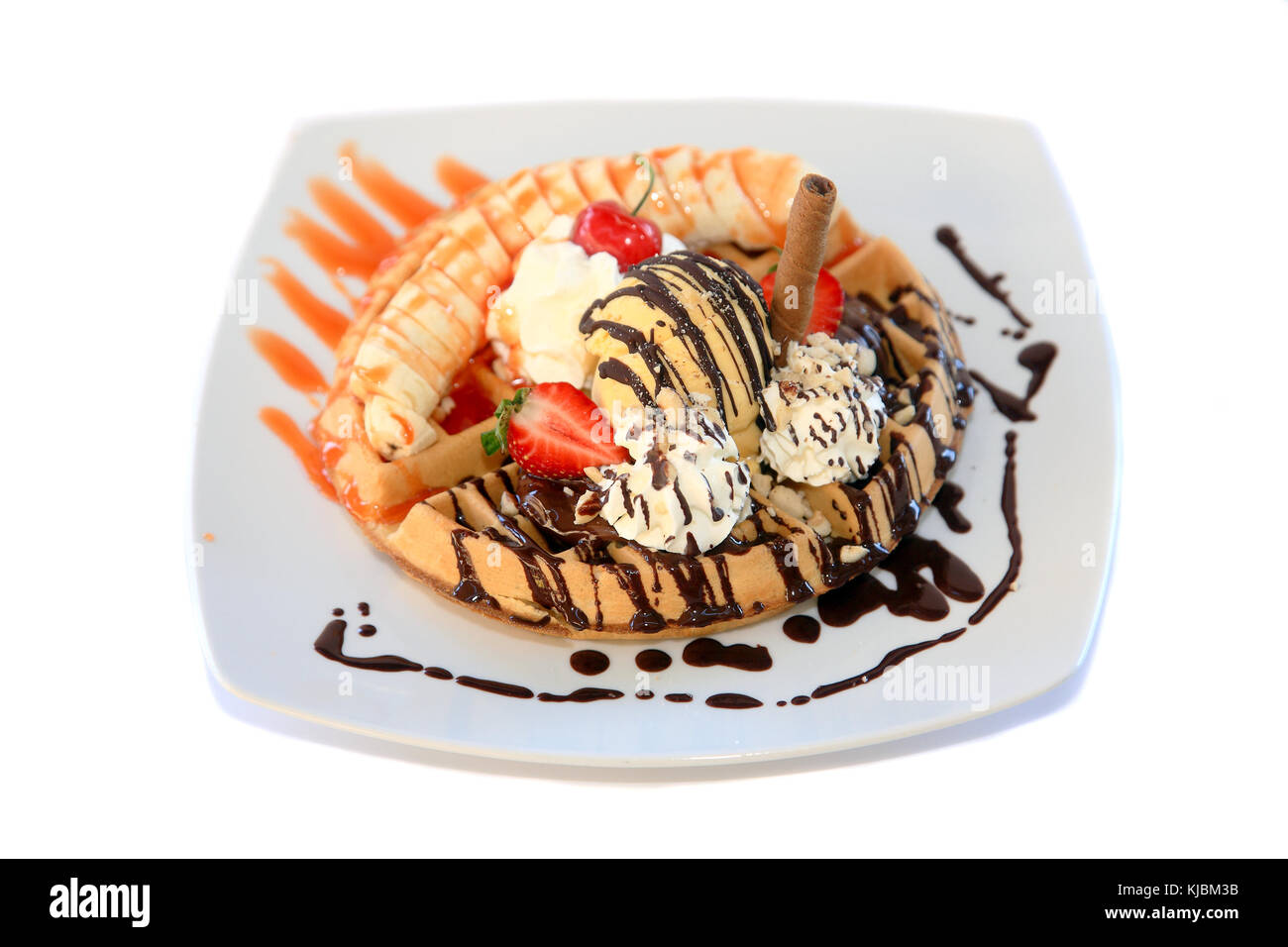 Waffeln mit Eis und Schokolade Dekoration auf weißem Hintergrund Stockfotografie