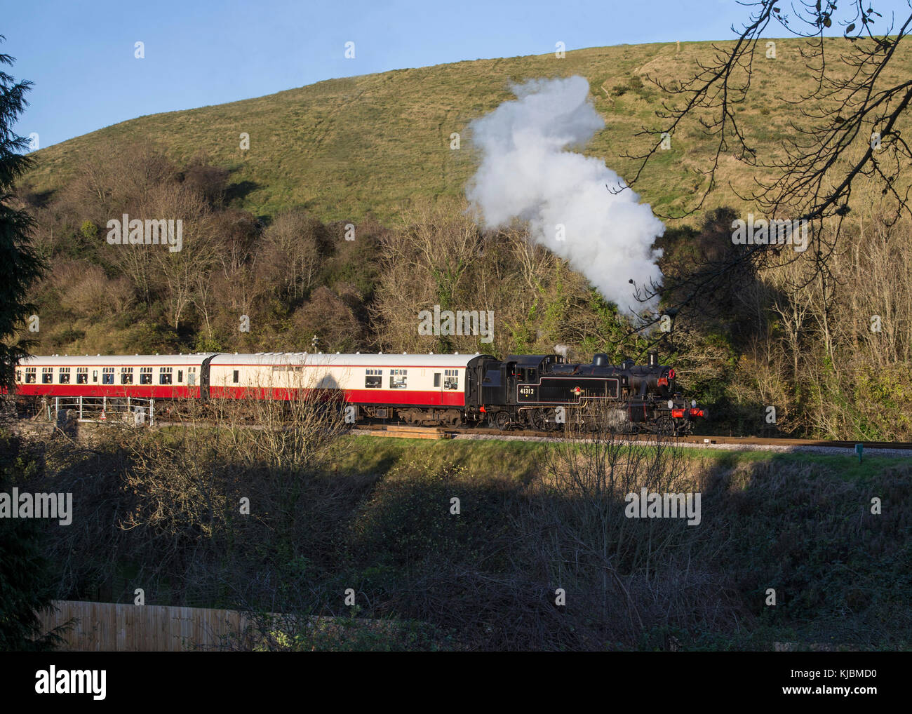 Erhaltene ehemalige lms und Br ivatt Klasse 2 2-6-2t Dampf Lok Nr. 41312 Corfe Castle Station auf der Swanage Railway mit einem Personenzug nähert sich Stockfoto