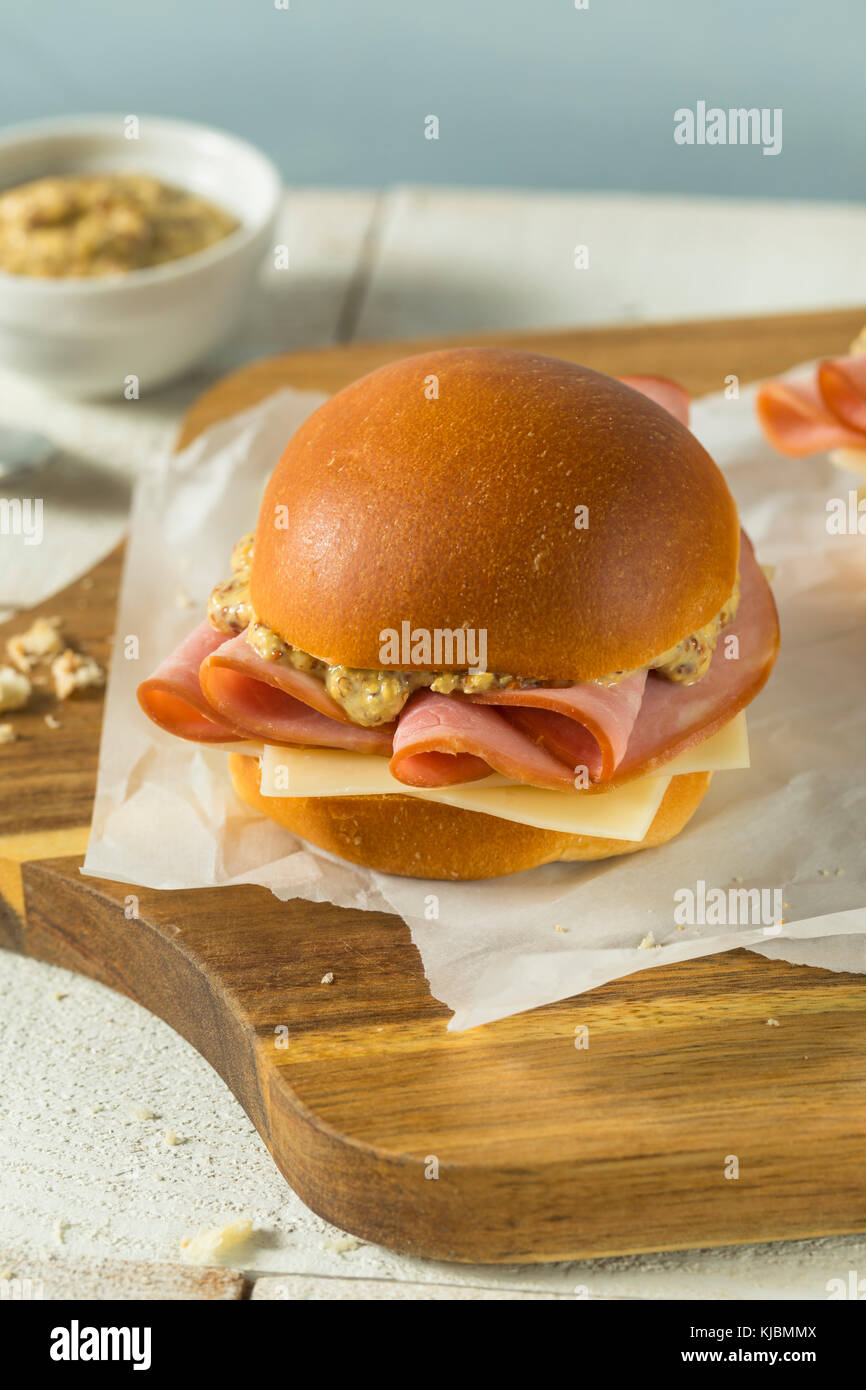 Hausgemachten Schinken und Käse Sandwich mit würzigen Senf Stockfoto