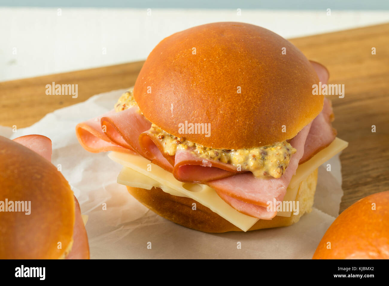 Hausgemachten Schinken und Käse Sandwich mit würzigen Senf Stockfoto
