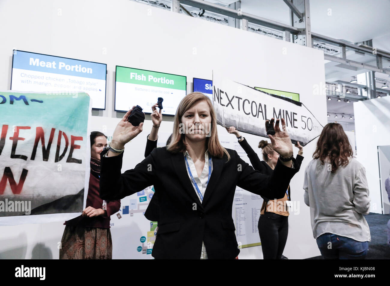 Bonn, Deutschland, 15. November 2017: gegen Deutsche Kohle Minen an der Marrakesch Partnerschaft panel Protest auf der COP 23 Fidschi Konferenz. Stockfoto