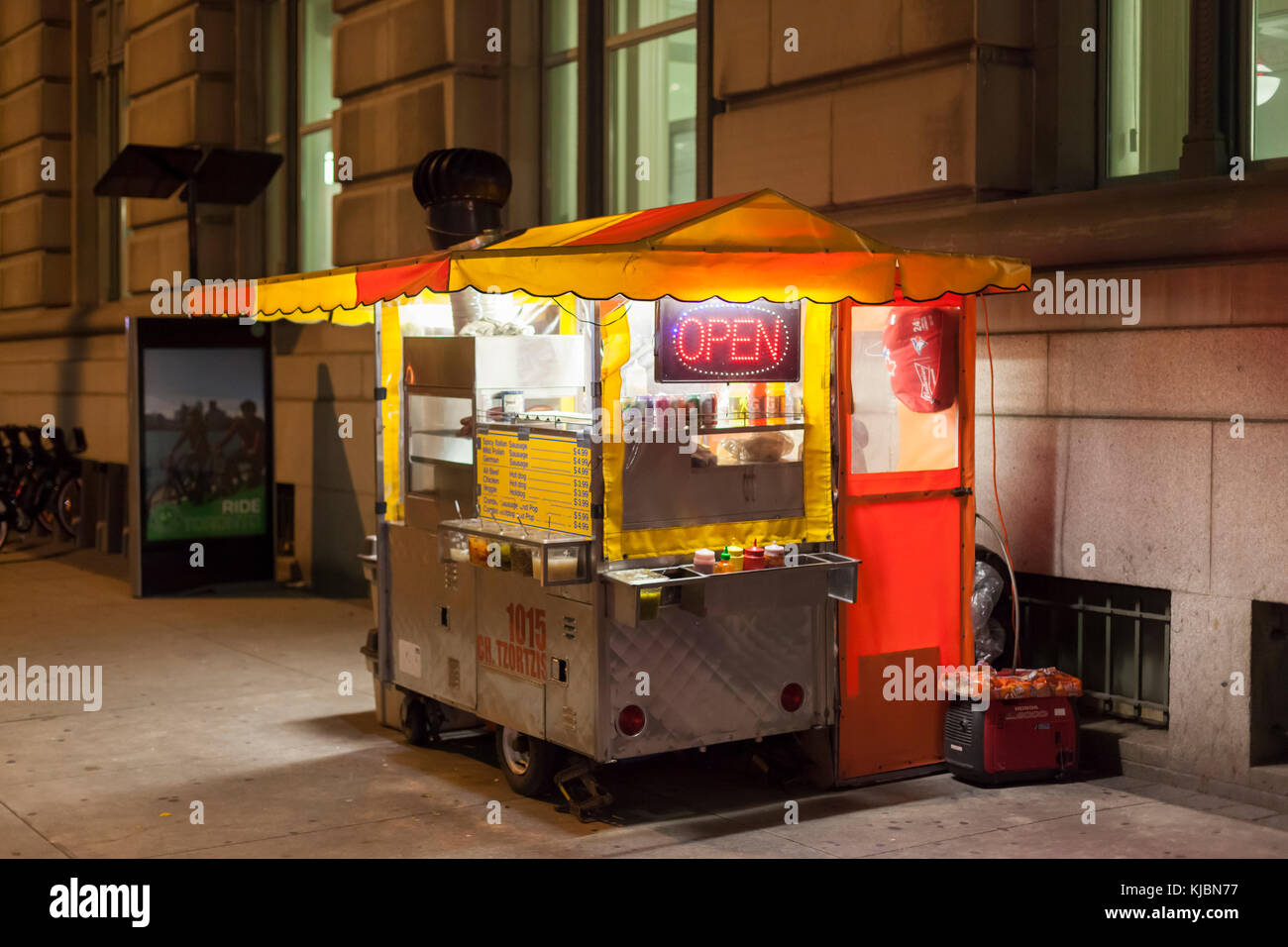 Toronto, Kanada - 16.Oktober 2017: Hot Dog stand in der Stadt Toronto bei Nacht beleuchtet. Stockfoto