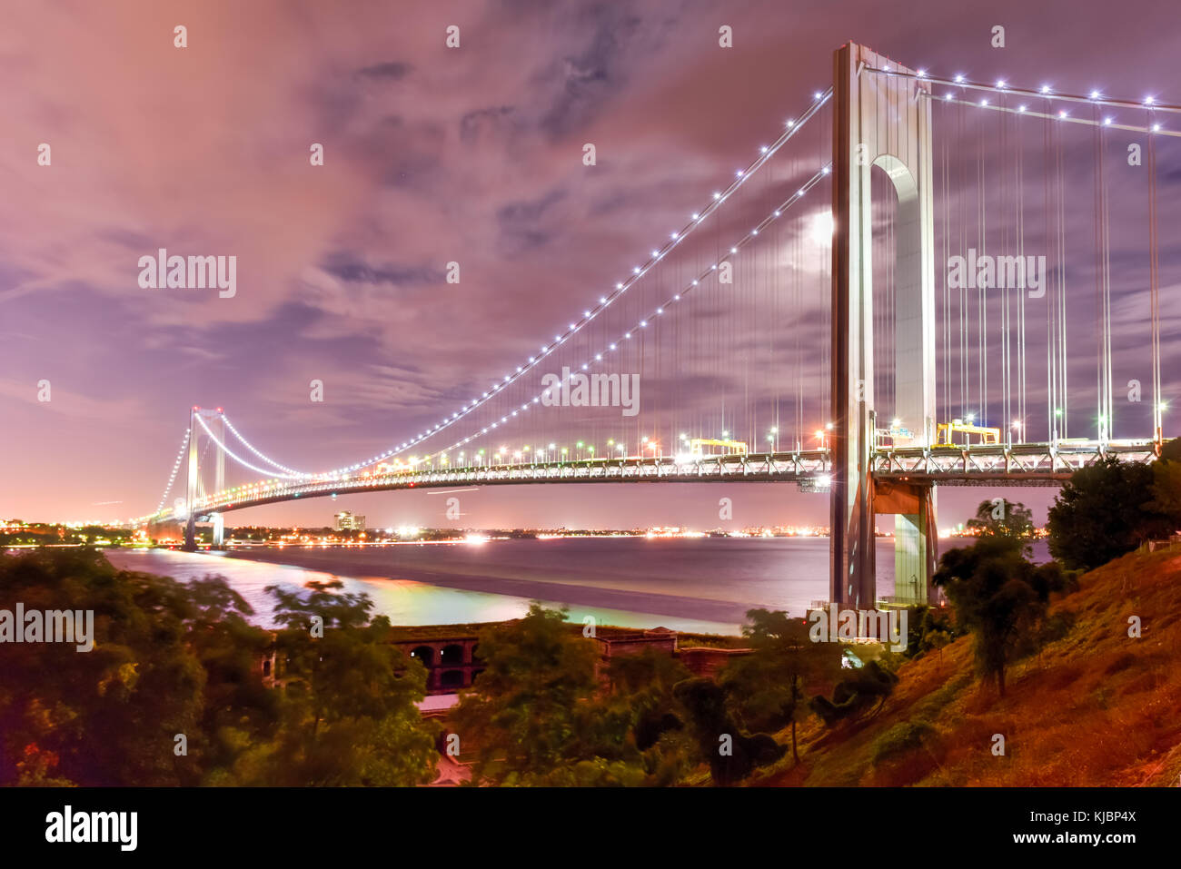 Verrazano Bridge und Fort Wadsworth auf Staten Island, die in Brooklyn, New York in der Nacht. Stockfoto