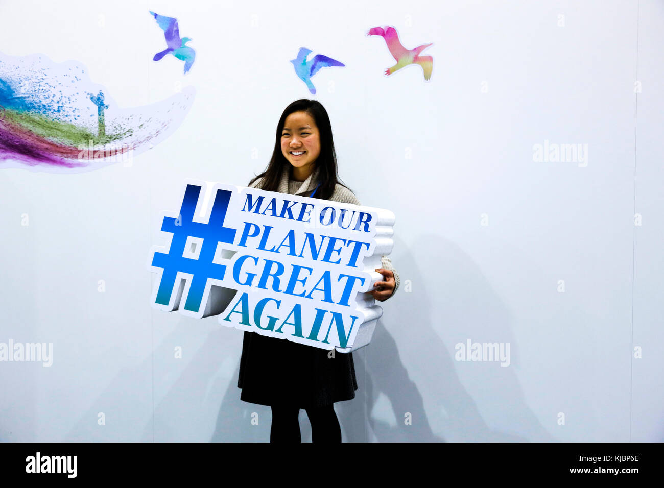 Bonn, Deutschland, 17. November 2017: Chinesische Hostess hält eine ake Banner "unser Planet wieder einmal super' auf der COP 23 Fidschi Konferenz. Der COP23 ist durch UN-organisierte Stockfoto