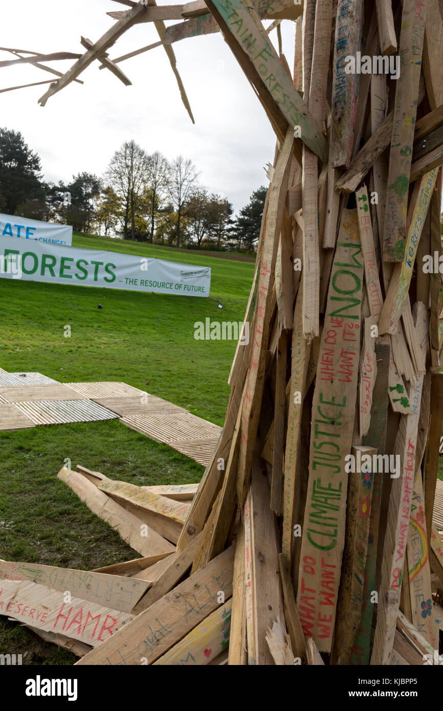 Bonn, Deutschland, 14. November 2017: Der Künstler in einem Park in Bonn, die die Nachhaltigkeit der Wälder auf der COP 23 Fidschi Konferenz. Stockfoto