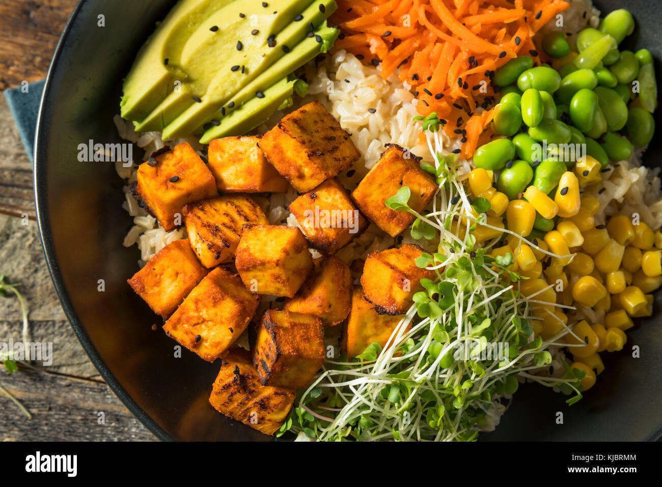 Gesunde organische Tofu und Buddha Schüssel Reis mit Gemüse Stockfoto