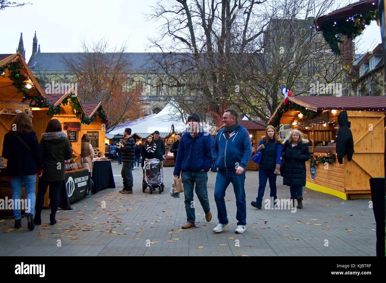 Käufer Surfen geht im Winchester Weihnachtsmarkt, 2017, Winchester, Großbritannien Stockfoto