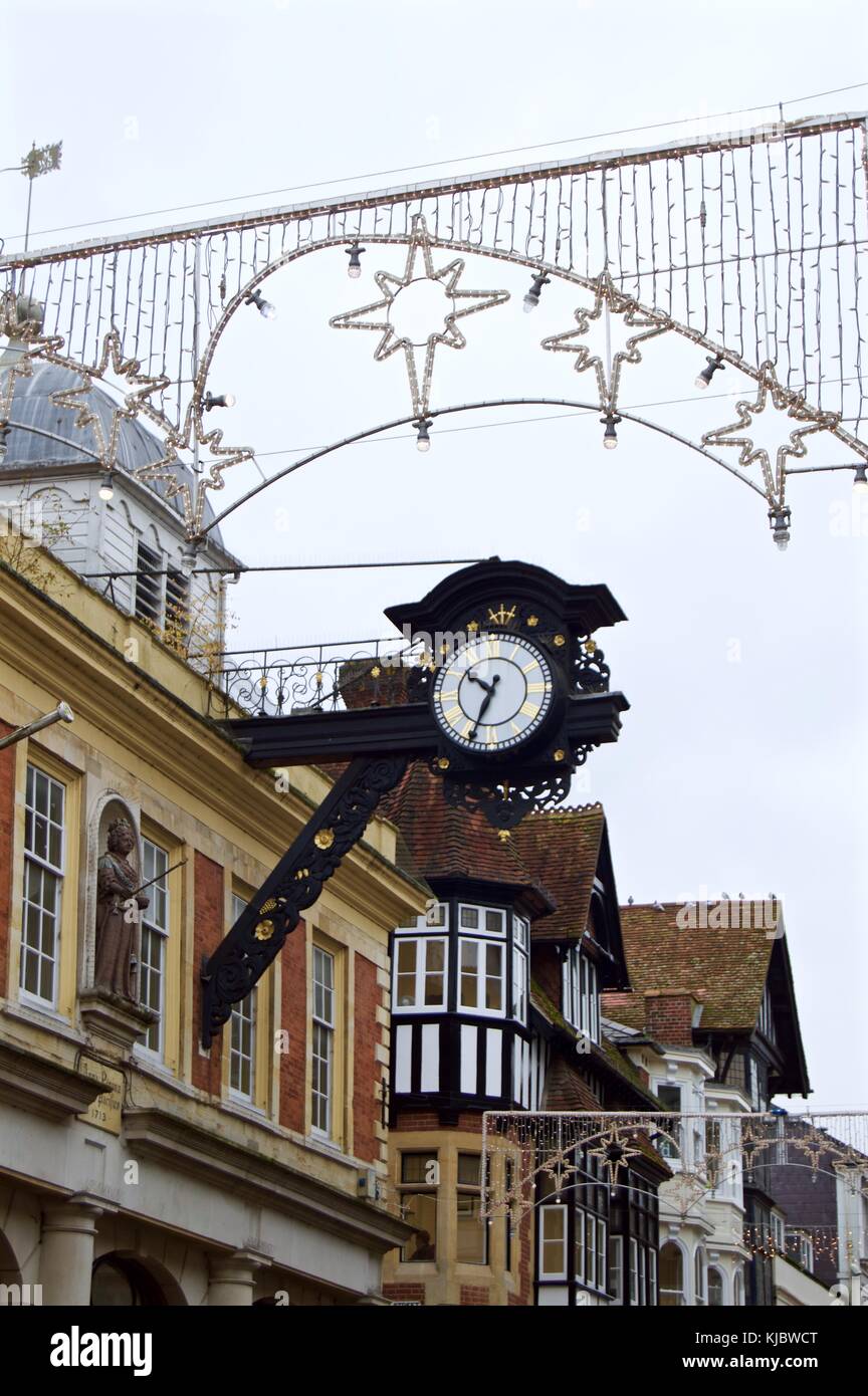 19 Uhr auf dem alten Rathaus Gebäude, High Street, Winchester, Großbritannien Stockfoto