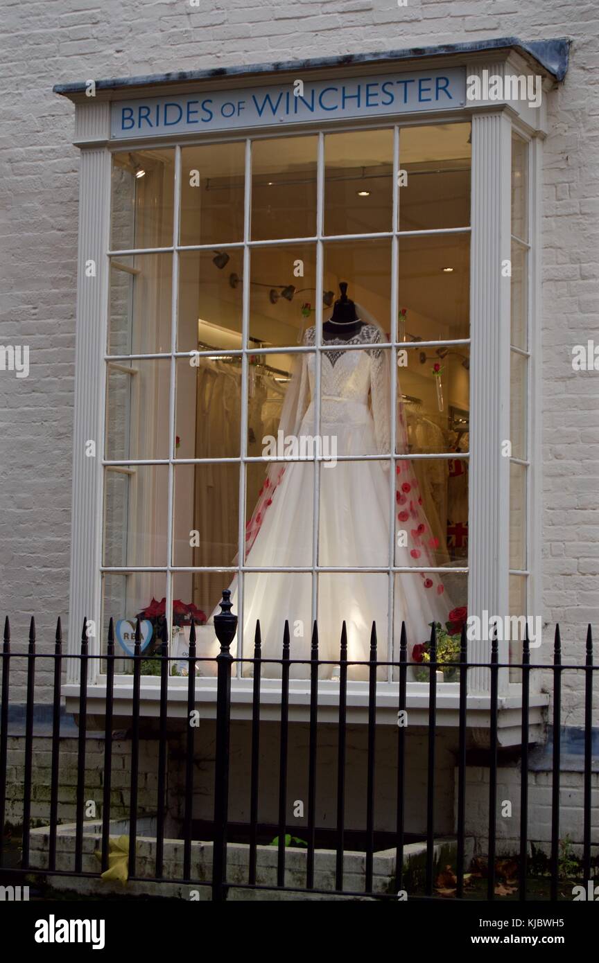 Hochzeit Kleid im Fenster der Bräute von Winchester shop, High Street, Winchester Stockfoto