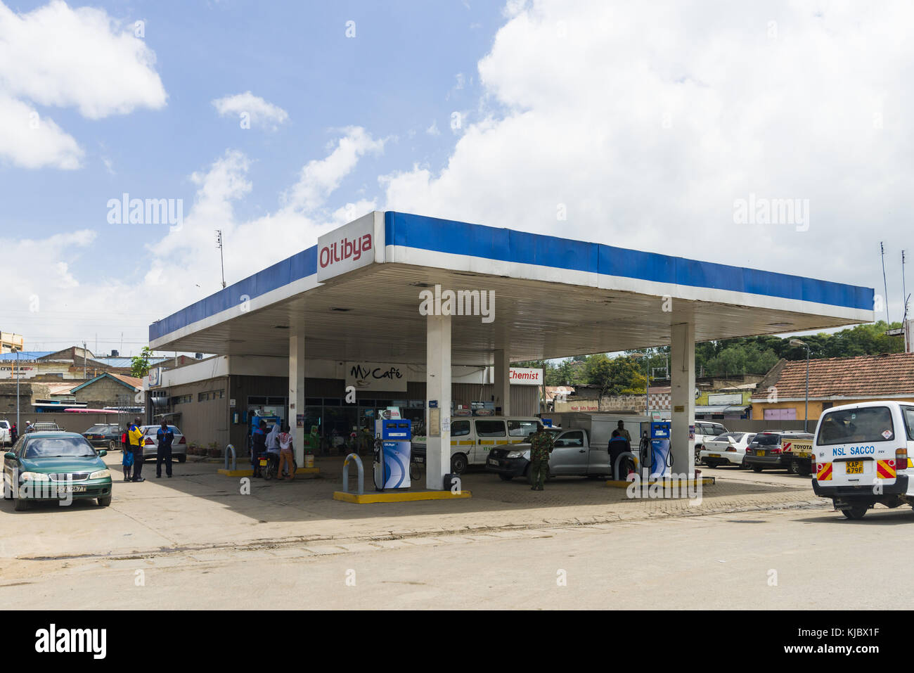 Eine OiLibya Tankstelle mit Angestellten und Kunden an den Zapfsäulen, Kenia, Ostafrika Stockfoto