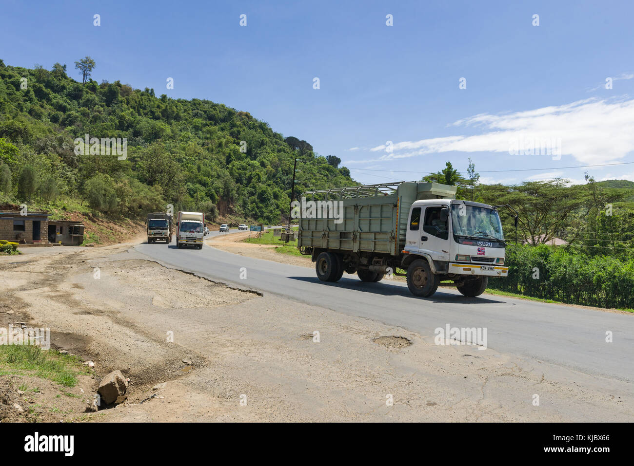 Fahrzeuge fahren einen langen Abschnitt der Straße durch das Rift Valley, Kenia, Ostafrika Stockfoto