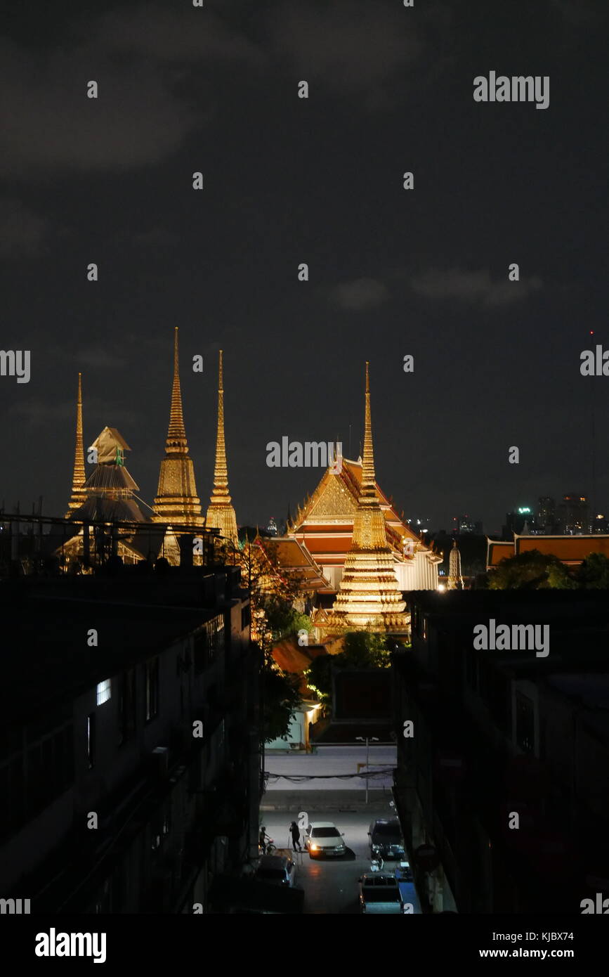 Eine Nacht Blick vom Wat Pho, den Tempel des Liegenden Buddha, und eine der wichtigsten Sehenswürdigkeiten in Rattanakosin Insel, Bangkok, Thailand. Stockfoto
