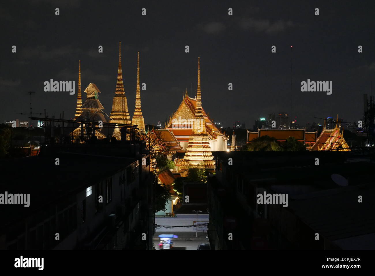 Eine Nacht Blick vom Wat Pho, den Tempel des Liegenden Buddha, und eine der wichtigsten Sehenswürdigkeiten in Rattanakosin Insel, Bangkok, Thailand. Stockfoto
