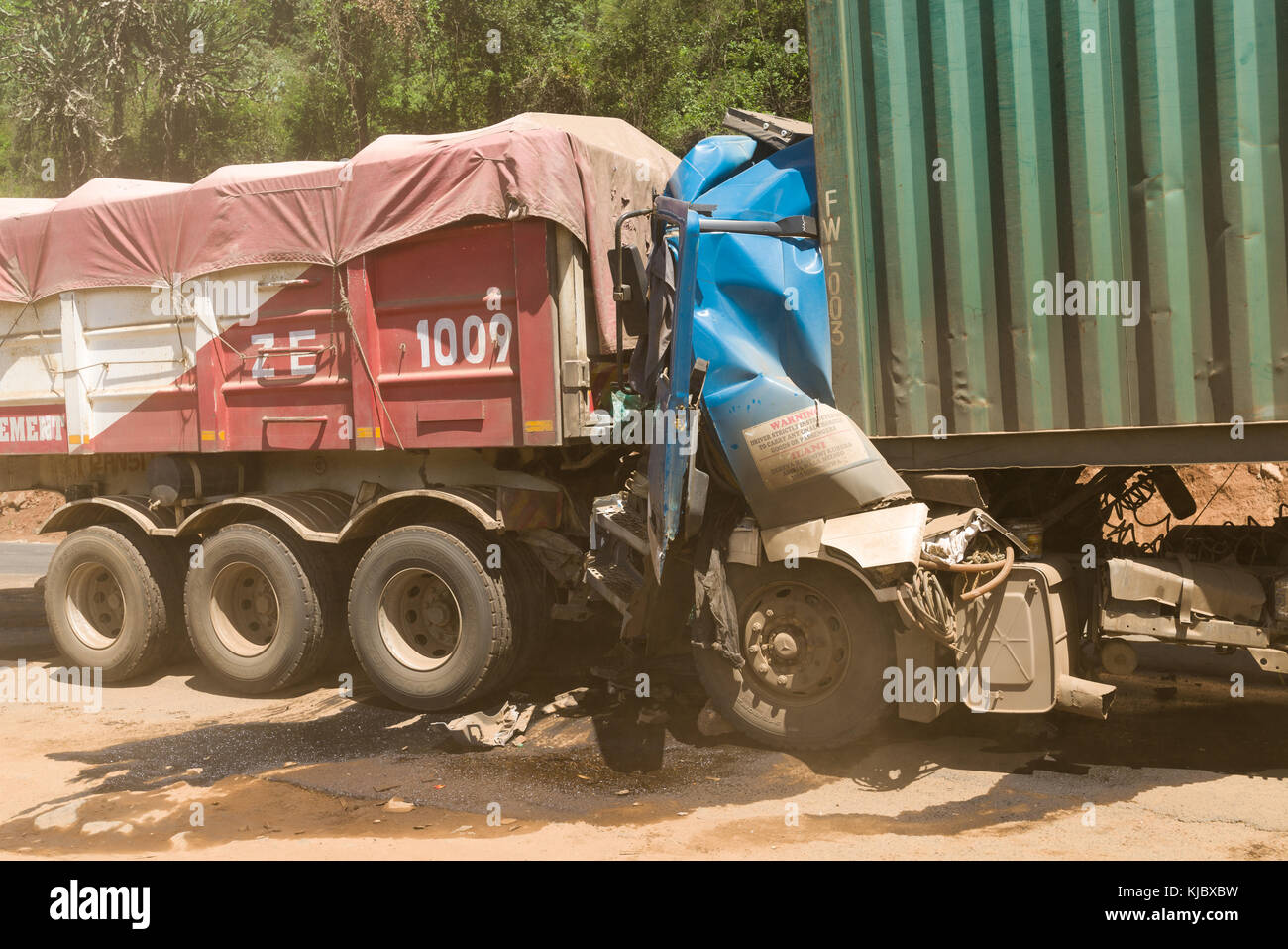 Nach einem Verkehrsunfall mit zwei Lkw auf einem Abschnitt der Rift Valley Road (keine Todesfälle), Kenia, Ostafrika Stockfoto