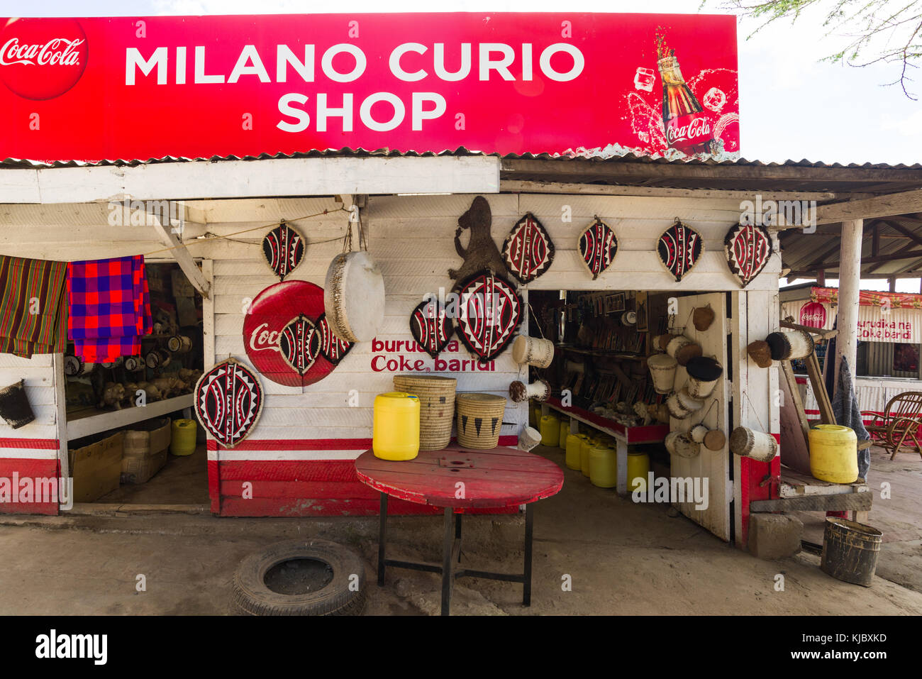 Milano Curio Shop Exterieur mit Ostafrikanischen lokalen handgefertigten Waren zum Verkauf, Rift Valley, Kenia, Ostafrika Stockfoto
