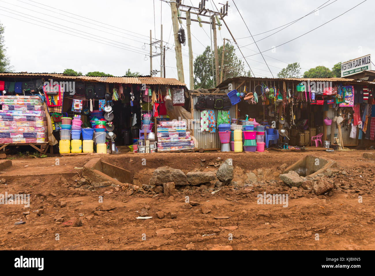 Am Straßenrand Läden mit verschiedenen Haushaltsgeräten auf Anzeige, Gachie, Kenia, Ostafrika Stockfoto