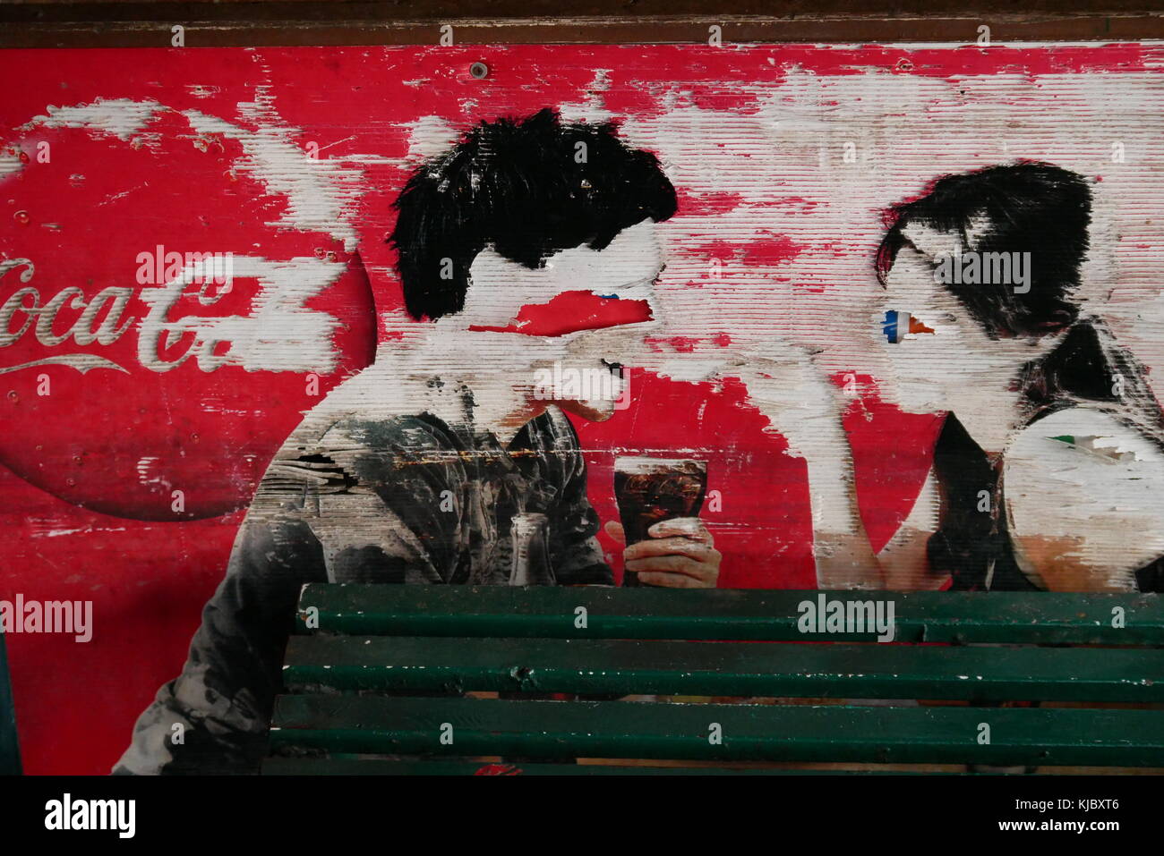 Eine beschädigte Coca-Cola-Werbung mit ein paar Teilen einen Drink auf einer Wand in Bangkok, Thailand. Stockfoto