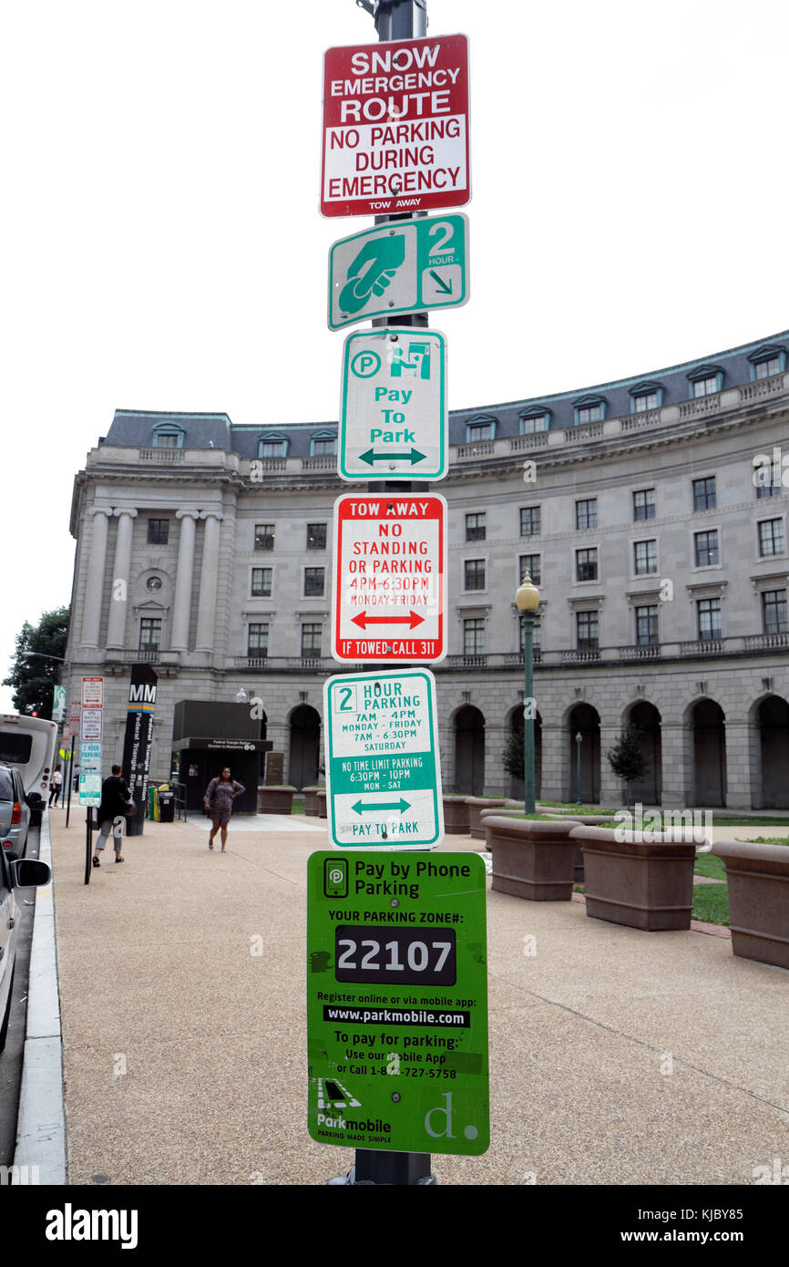 Wie viel ist zu viel??... Lamp Post voller Parkplatz Schilder in Washington DC, USA. Stockfoto