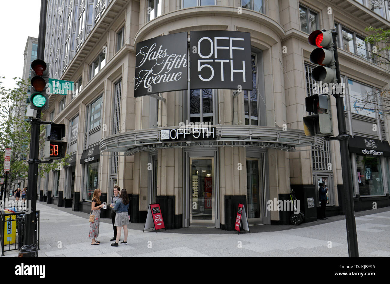 Die Saks Fifth Avenue Off 5 Retail Outlet am 11 ST NW, Washington DC, USA  Stockfotografie - Alamy