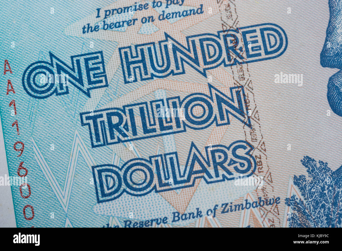 100 Billionen Dollar Simbabwe Banknote von 2008. Größte Stückelung Rechnung gedruckt. Metapher für die galoppierende Inflation, Hyperinflation und die Wirtschaft Simbabwes. Stockfoto