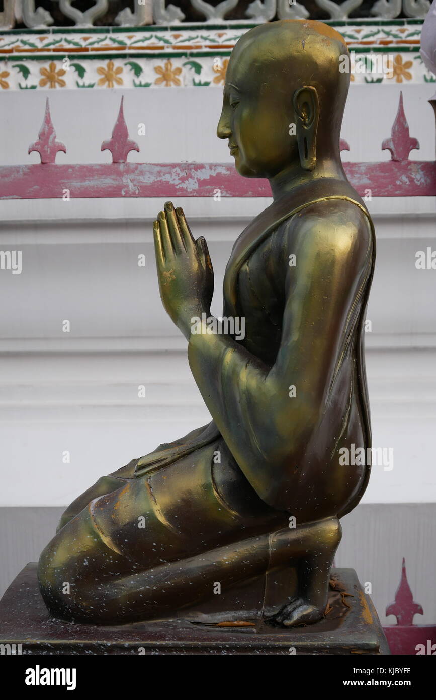 Eine Seite - Profil Bild einer Statue eines goldenen Buddha im Wat Arun, dem Tempel der Morgenröte, in Bangkok, Thailand zu beten. Stockfoto