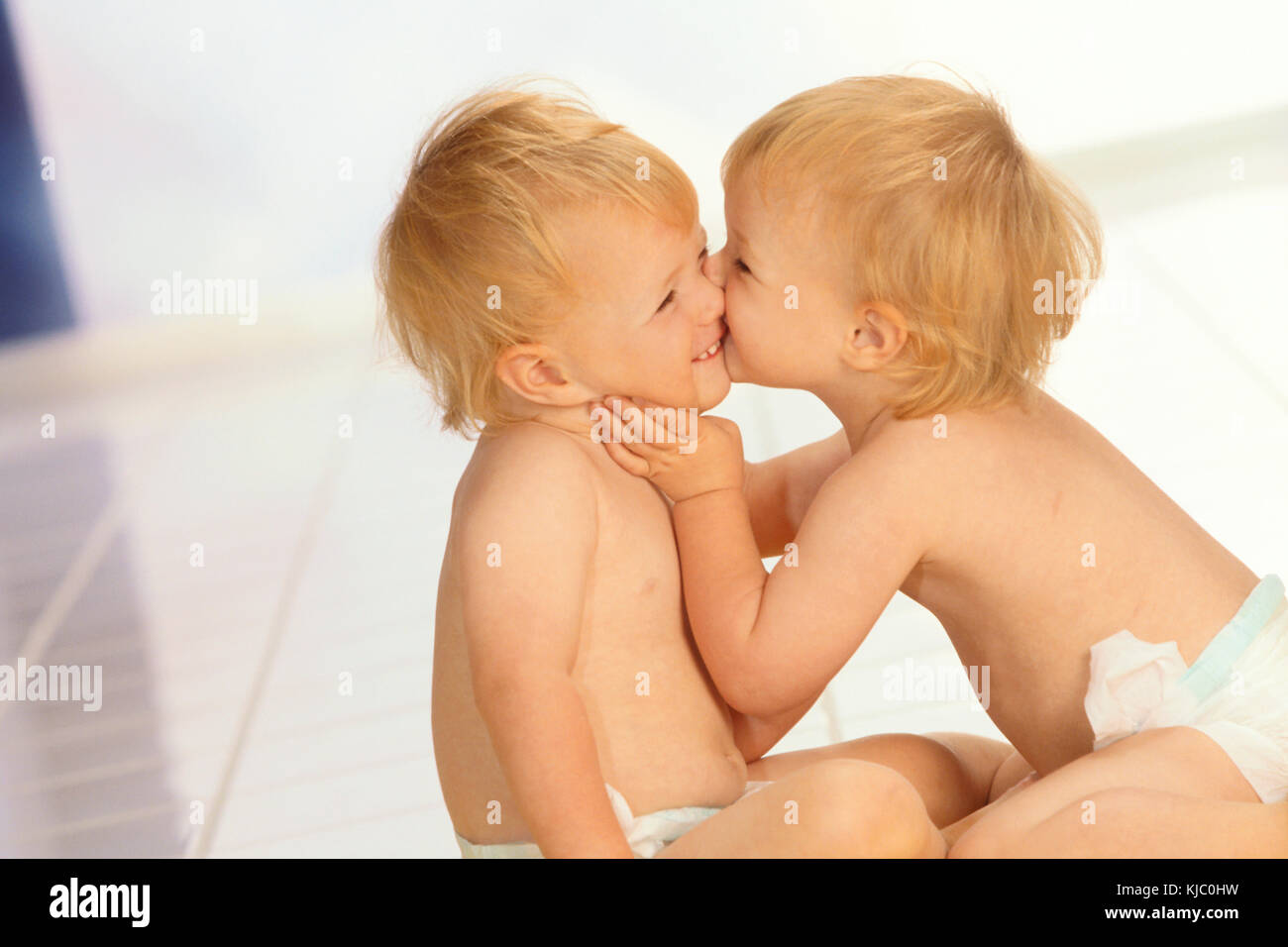 Zwei Kinder Küssen Stockfoto