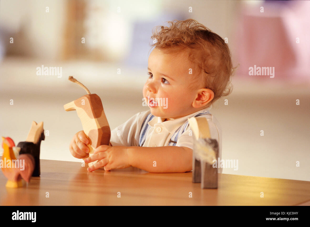 Kleinkind spielt mit Holzspielzeug Stockfoto