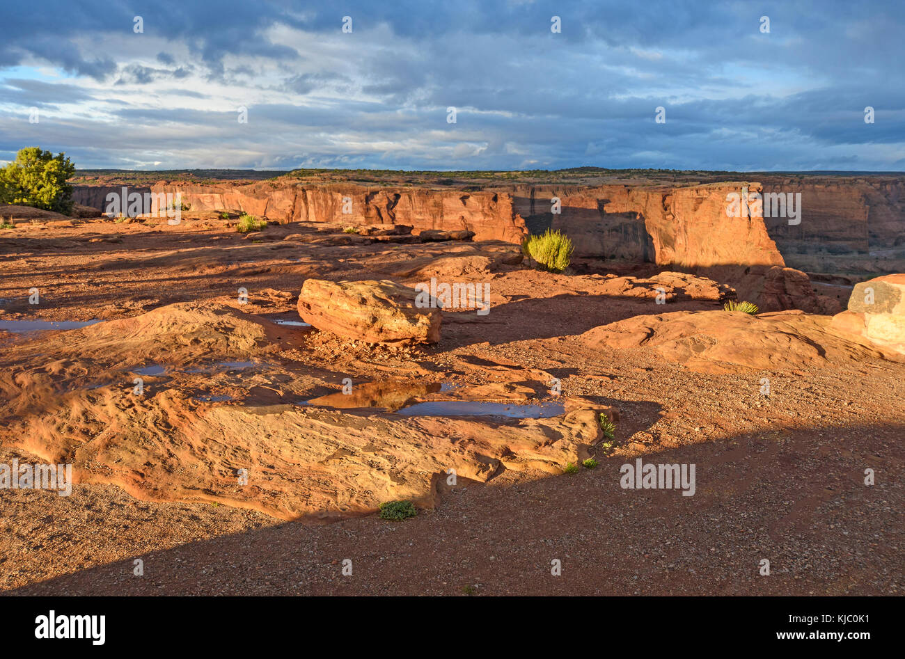 Lange Schatten in Red Rock Country in Canyon de Chelly im Arizona Stockfoto