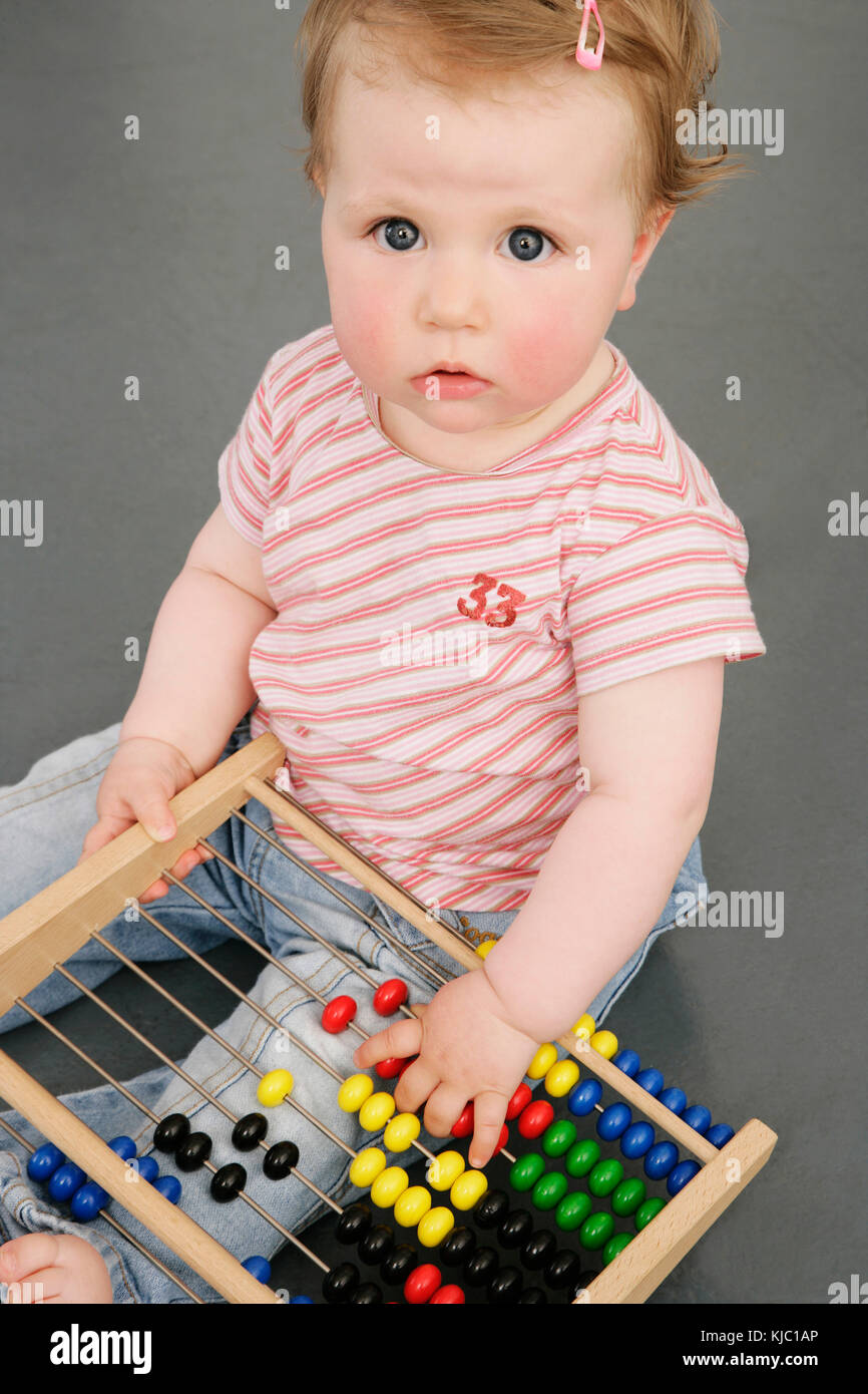 Baby mit Abacus Stockfoto