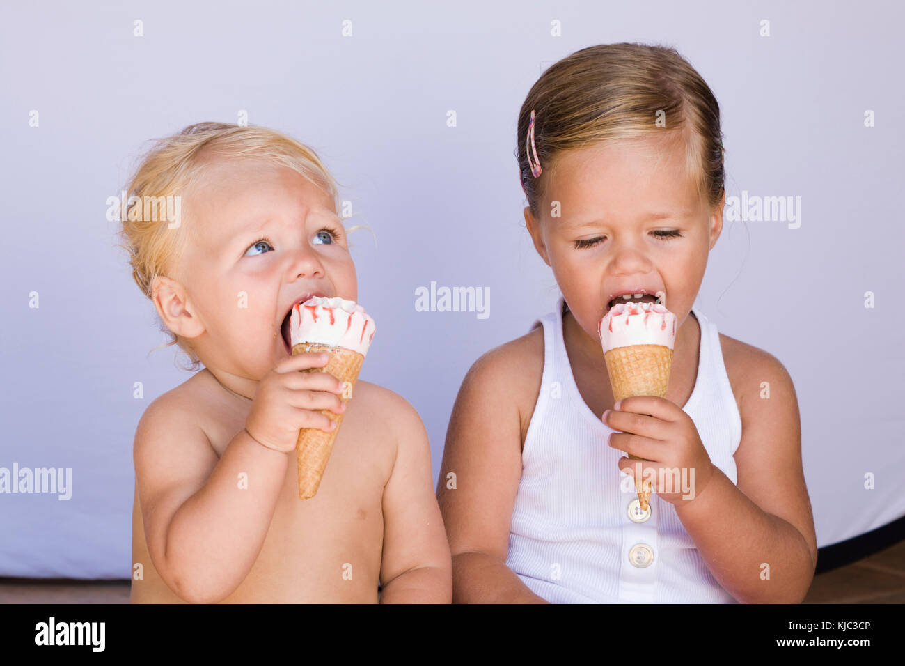 Kinder Essen Eiszapfen Stockfoto