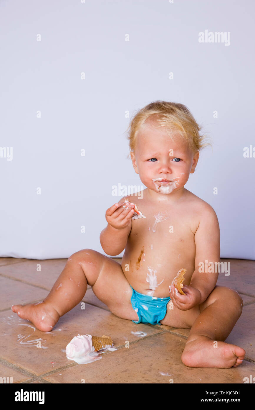 Baby essen Eiscreme-Kegel Stockfoto