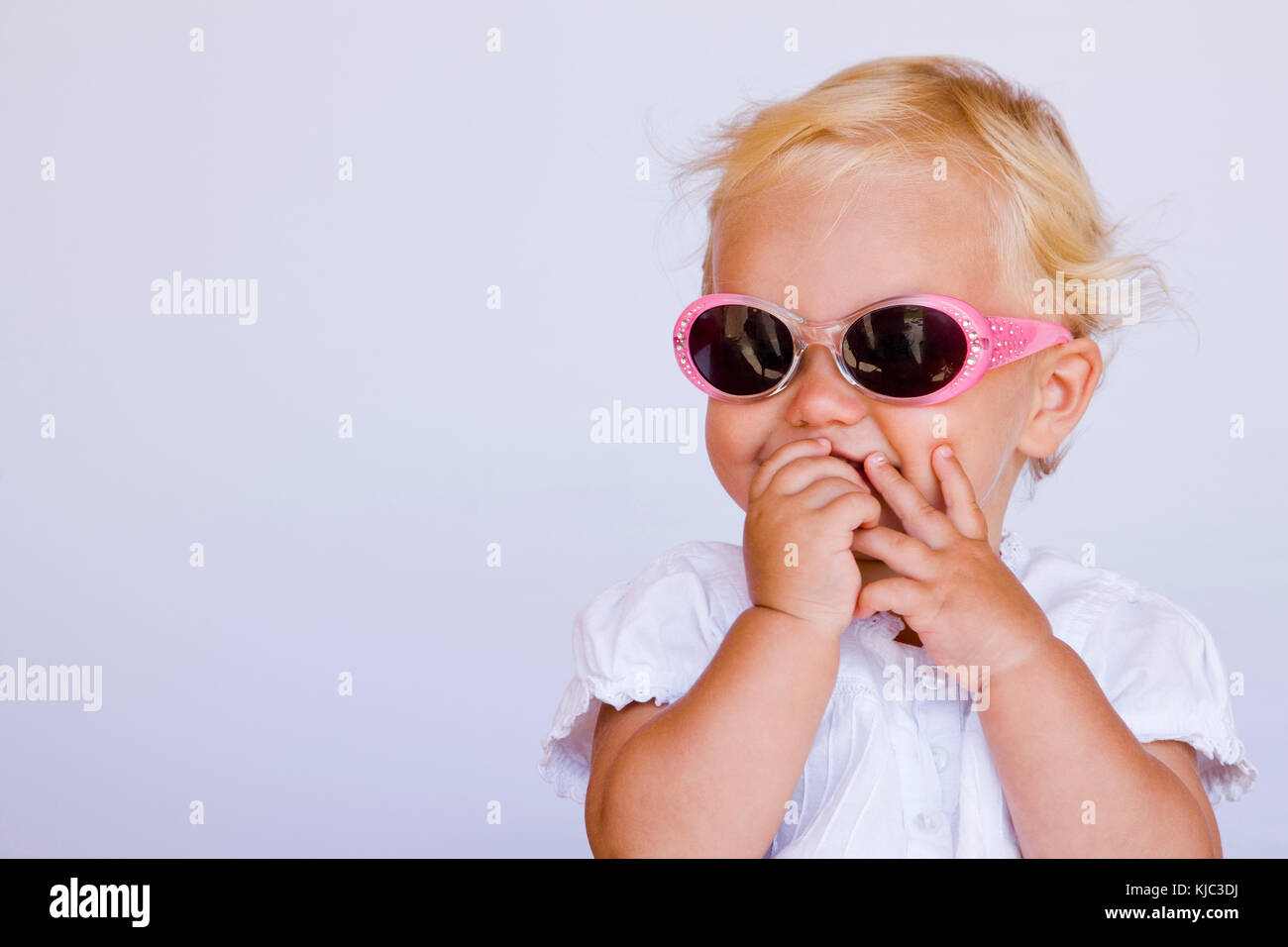 Kleinkinder Tragen Eine Sonnenbrille Stockfoto