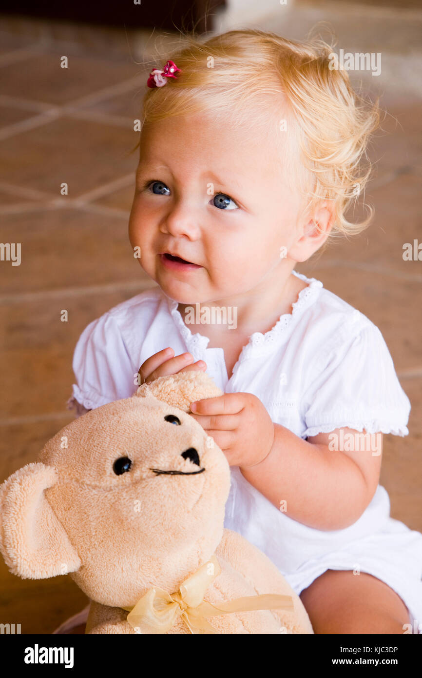 Kleinkind mit Teddybär Stockfoto