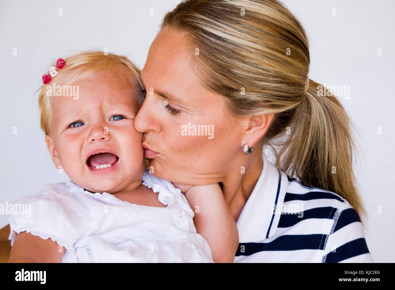 Mutter Tröstend Baby Mädchen Stockfoto