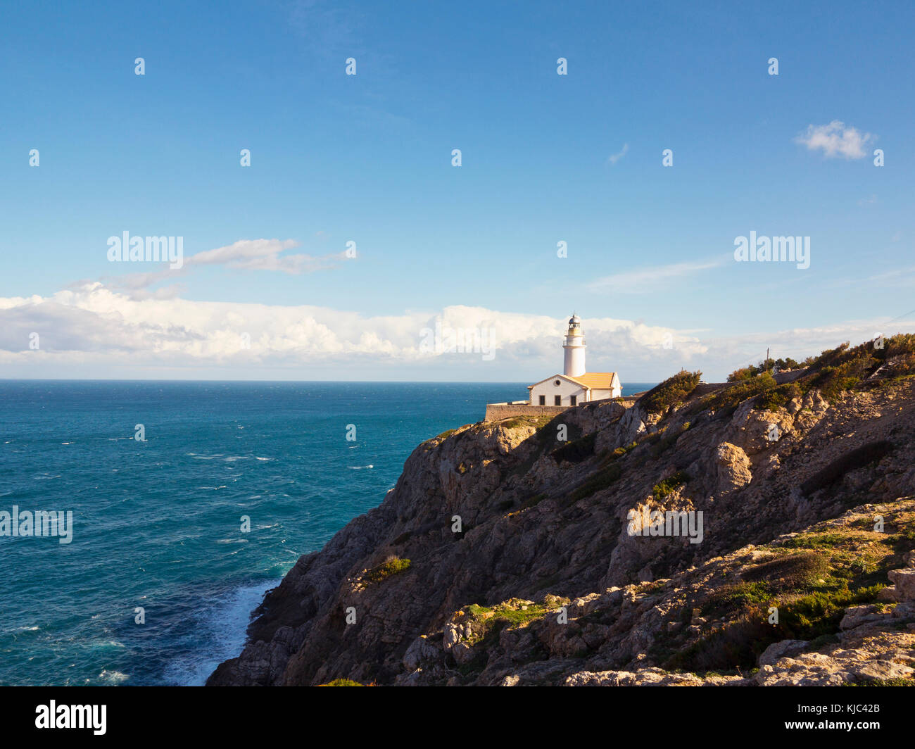 Leuchtturm am Küstenfelsen, Mallorca, Balearen, Spanien Stockfoto