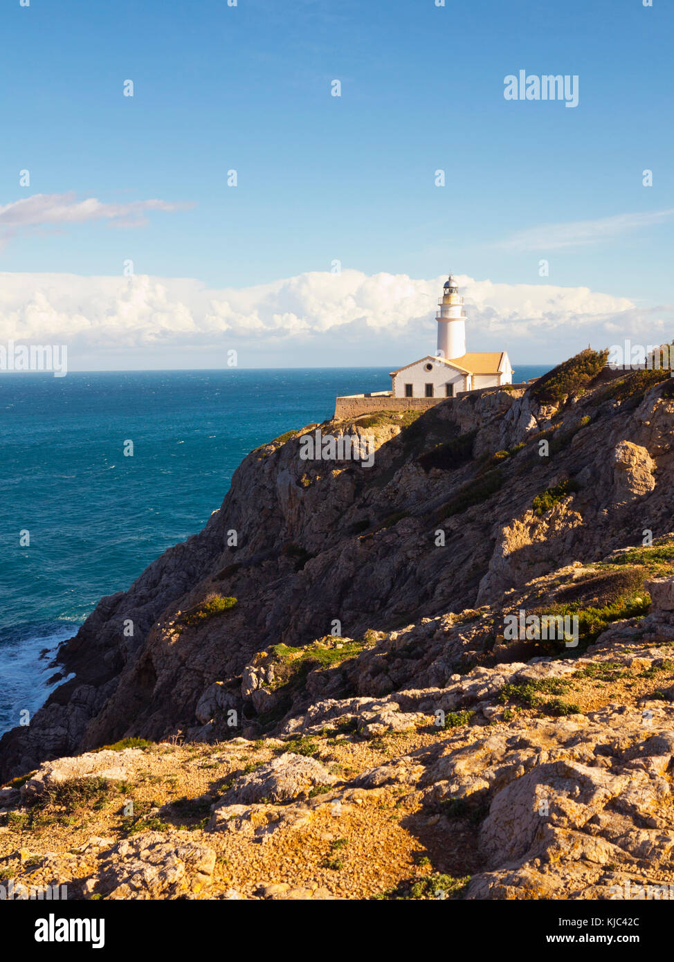 Leuchtturm am Küstenfelsen, Mallorca, Balearen, Spanien Stockfoto