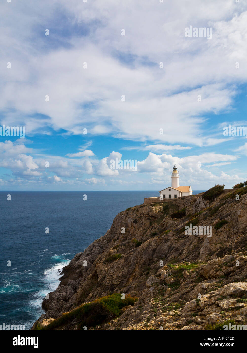 Leuchtturm am Küstenfelsen, Mallorca, Balearen, Spanien Stockfoto