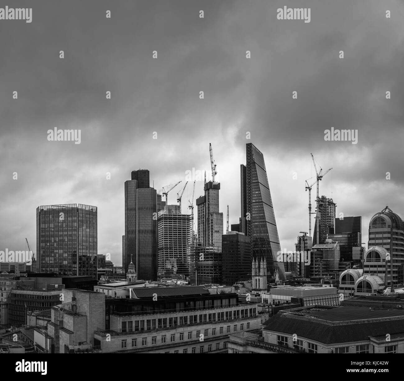 City of London, London, Großbritannien, 26. Oktober 2017. Dunkle Wolken über ikonische moderne Gebäude in der Skyline der Finanz- und Versicherungsbranche Bezirk Stockfoto