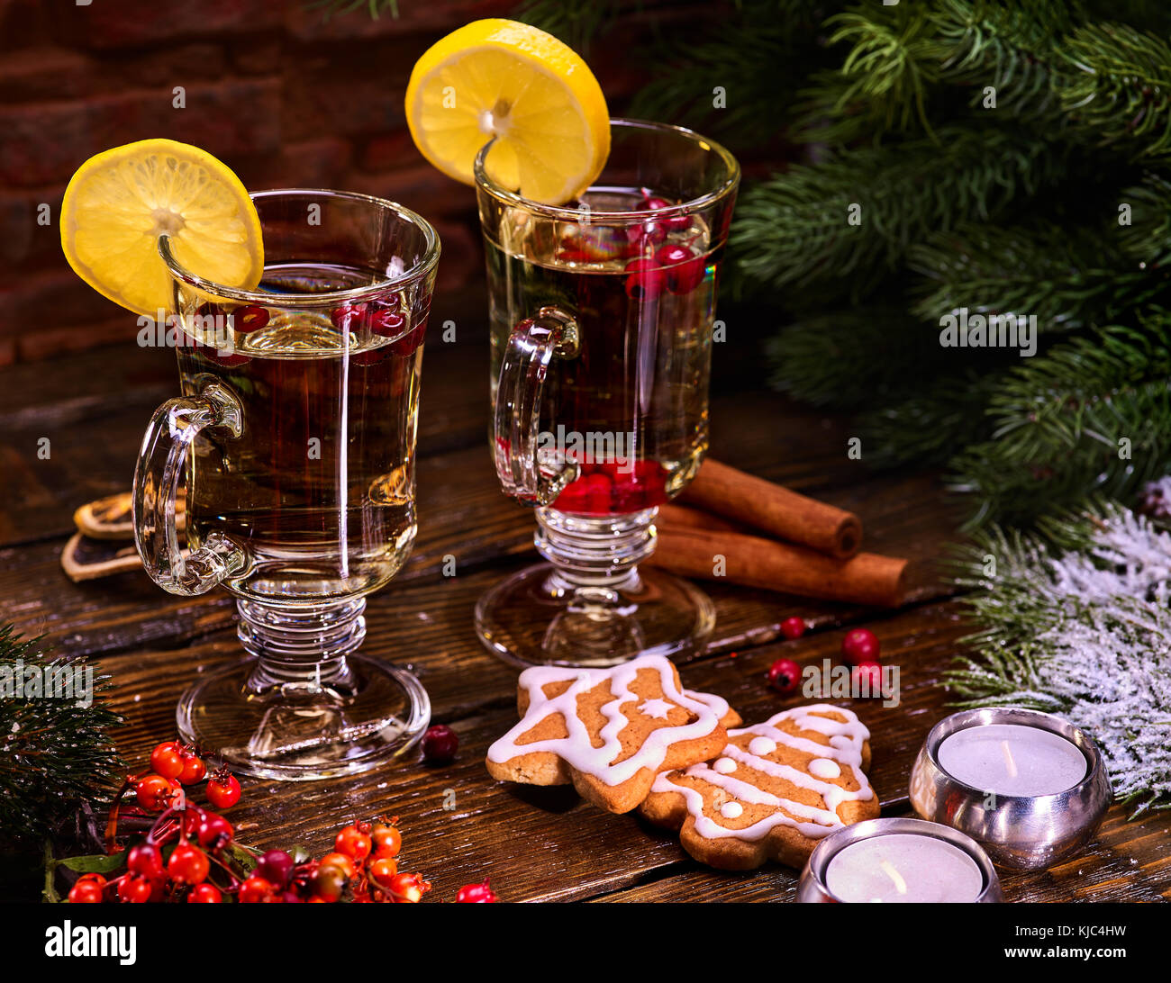 Weihnachten Lebkuchen mit paar Becher Dekoration Zitronenscheibe und Cookies. Stockfoto