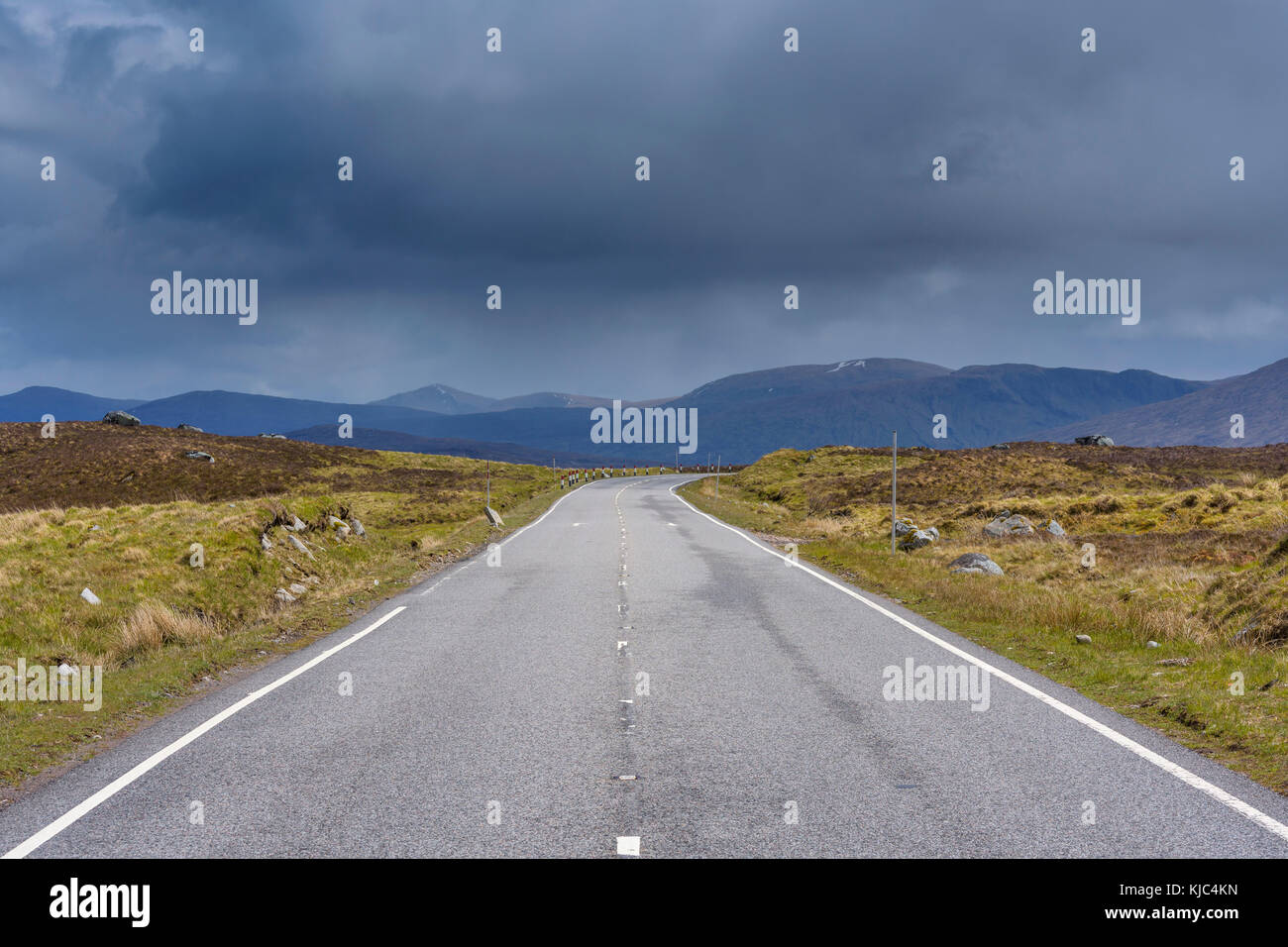 Landstraße mit dunklem bewölktem Himmel im Hochland auf der A82 Straße in Glen Coe, Schottland, Großbritannien Stockfoto